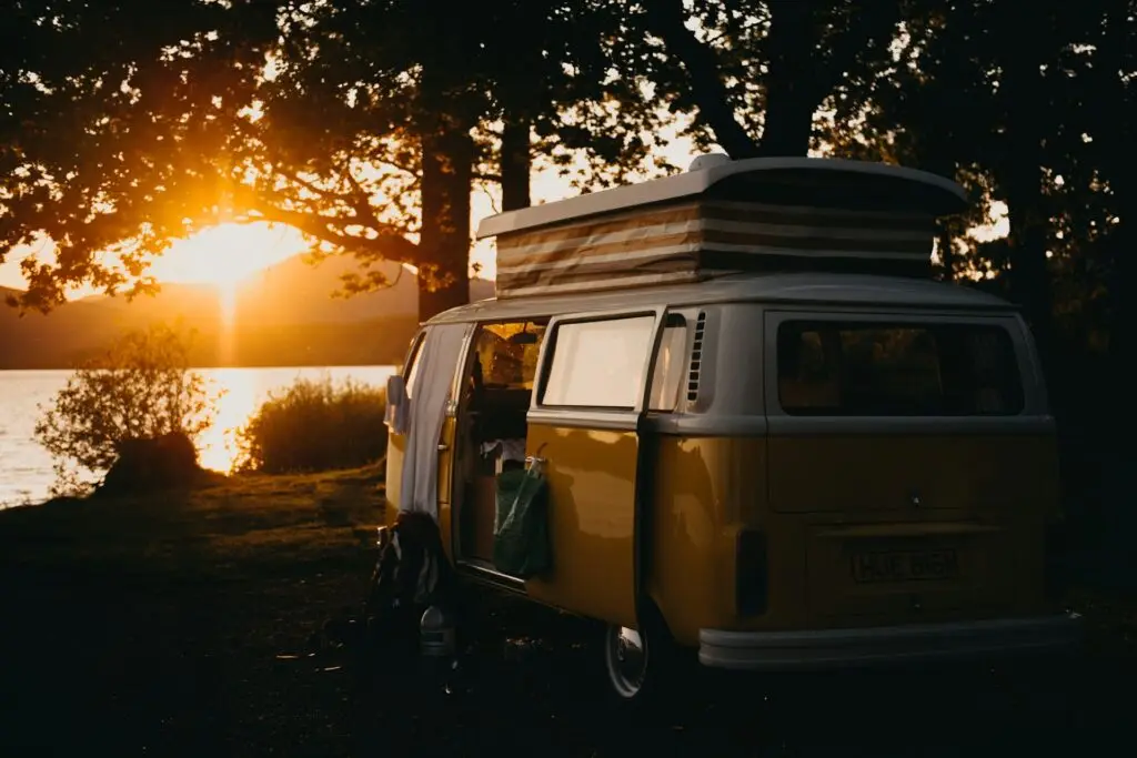 furgoneta-camper-puesta-de-sol